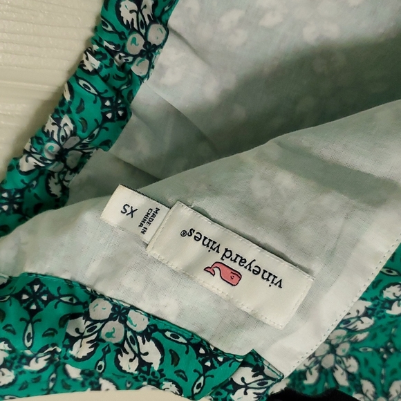 Vineyard Vines blouse. - Picture 3 of 4